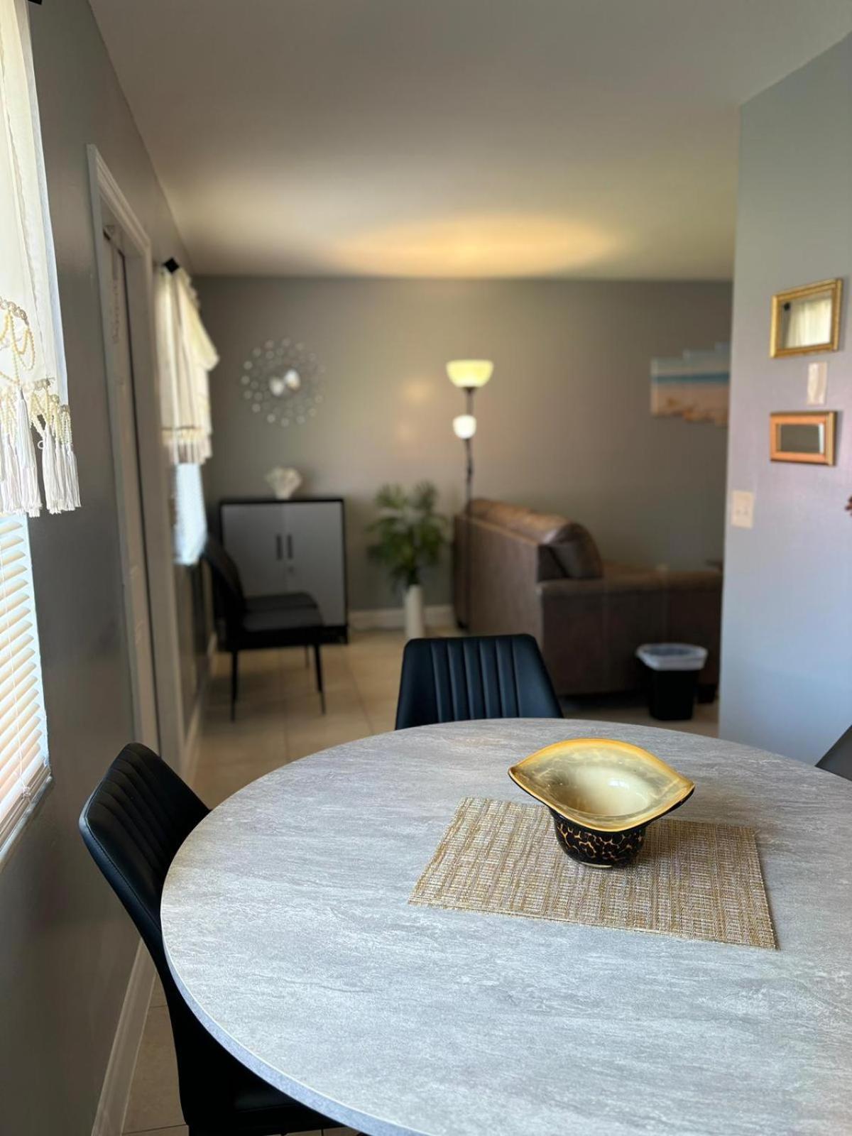 Coastal Breeze - 2Br Apartment West Palm Beach Bagian luar foto
